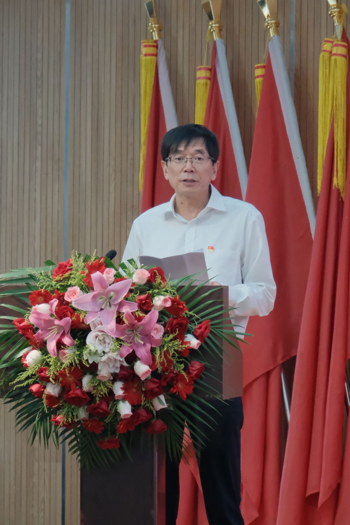 04黨委委員、副董事長(zhǎng)陳云宣布年度先進(jìn)黨支部和優(yōu)秀共產(chǎn)黨員名單.jpg