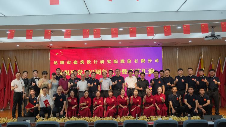 董事長與部份參演人員，主持人合影.jpg